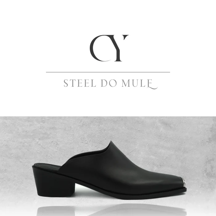 <최영> 제품 이미지. 위쪽에 CY 로고와 STEEL DO MULE 글자가 있고, 아래 회색 배경 위에 앞코에 금속 장식이 달린 검은 가죽 뮬 한 짝이 옆모습으로 놓여 있다.